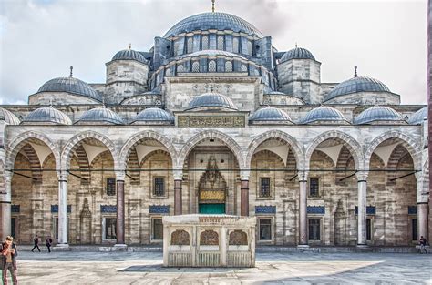 “La Mezquita de Süleymaniye”: Una Obra Maestra de Geometría Sagrada y Deslumbrantes Decoraciones